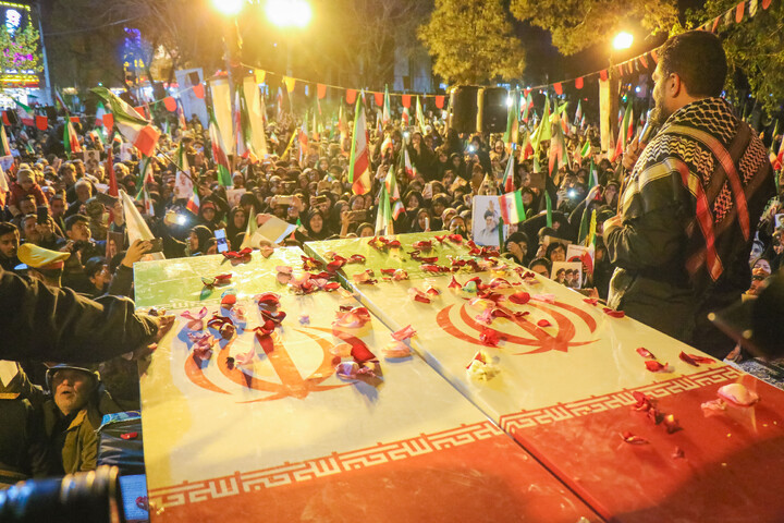 تصاویر/ آئین استقبال مردم قم از پیکر مطهر شهیدان لاریجانی