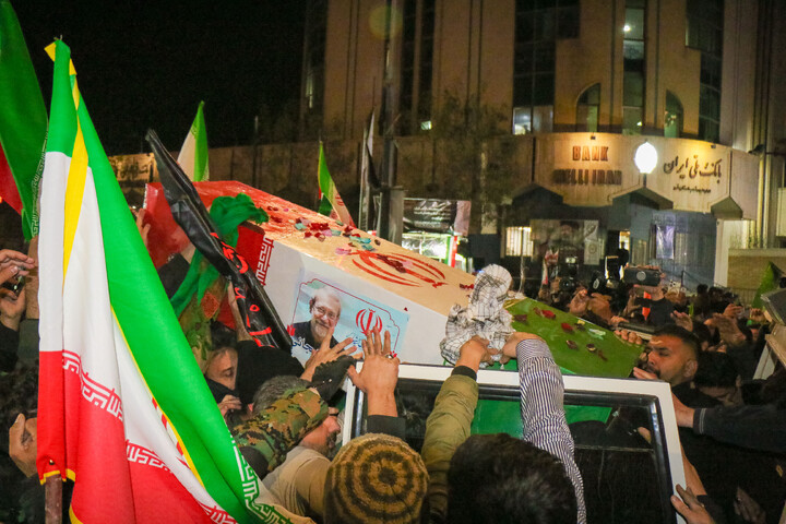 تصاویر/ آئین استقبال مردم قم از پیکر مطهر شهیدان لاریجانی
