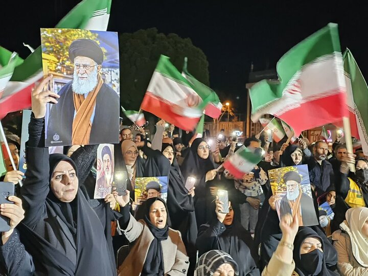 تصاویر/تجمع باشکوه مردمی در سنندج در حمایت از انقلاب و رهبری