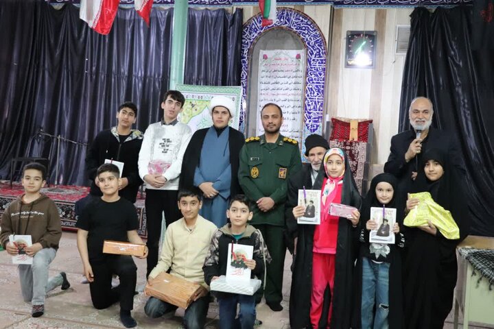 تصاویر/تجلیل از برگزیدگان آزمون حفظ قرآن کریم همراه با پویش جمع خوانی سوره فتح در شازند