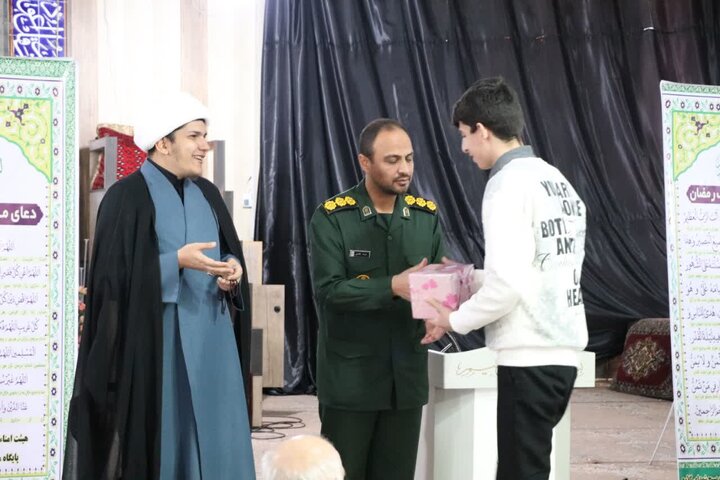 تصاویر/تجلیل از برگزیدگان آزمون حفظ قرآن کریم همراه با پویش جمع خوانی سوره فتح در شازند