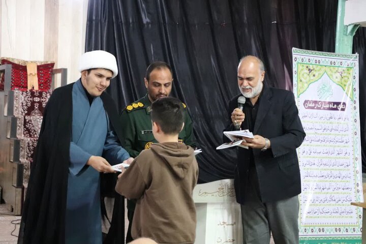 تصاویر/تجلیل از برگزیدگان آزمون حفظ قرآن کریم همراه با پویش جمع خوانی سوره فتح در شازند