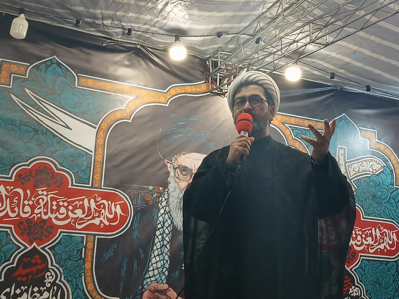 طلبه با لباس روحانیت آماده مجاهده است/ رسالت امروز حوزه، حضور مجاهدانه در نبرد شناختی است