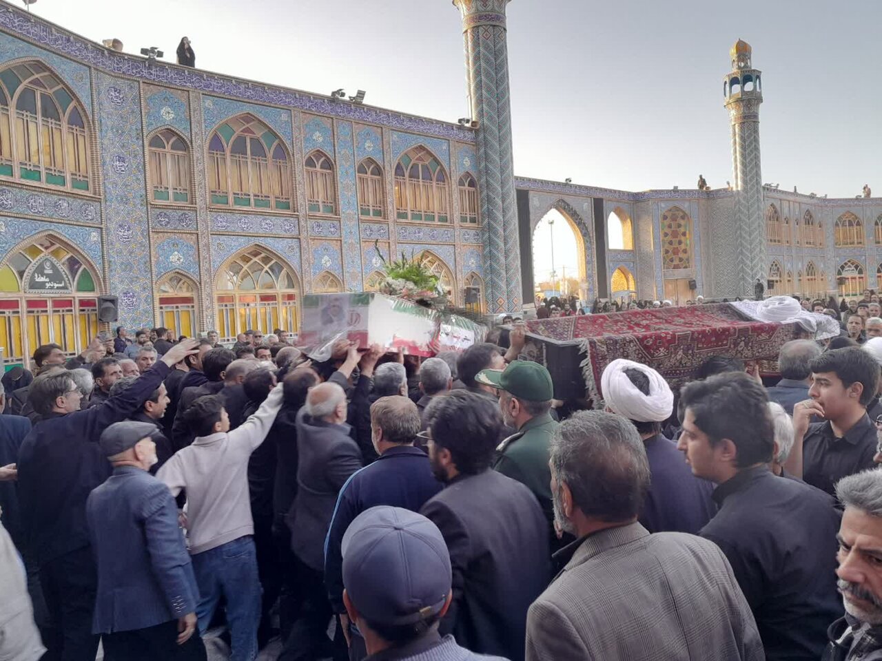 مراسم تشییع پیکر روحانی بسیجی شیخ محمد باغستانی در آران و بیدگل برگزار شد+تصاویر