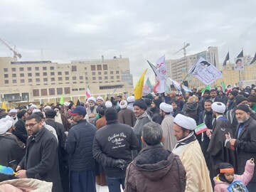 راهپیمایی اساتید و طلاب اردو زبان در مشهد مقدس برگزار شد