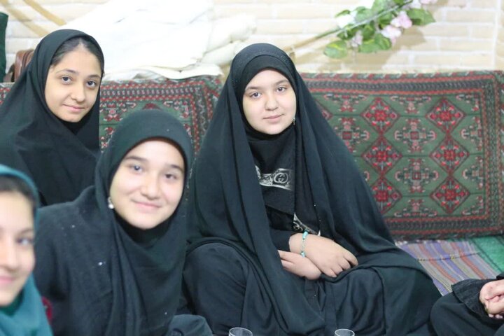 تصاویر/فعالیت طلاب مدرسه علمیه الزهرا(س) اراک به یاد شهدای میناب  در کنار نوجوانان