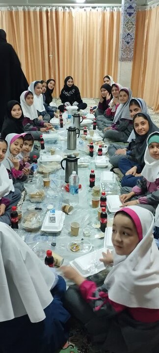 تصاویر/فعالیت طلاب مدرسه علمیه الزهرا(س) اراک به یاد شهدای میناب  در کنار نوجوانان