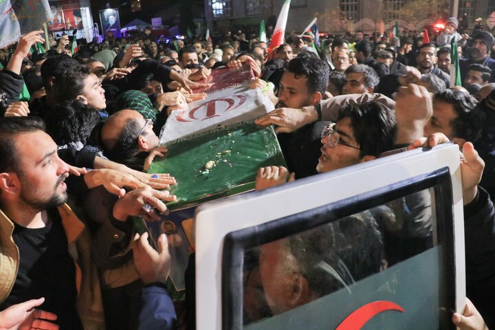 تصاویر| وداع مردم با قهرمان ناو دنا در بیرجند