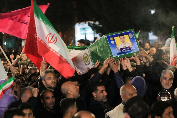 تصاویر| وداع مردم با قهرمان ناو دنا در بیرجند