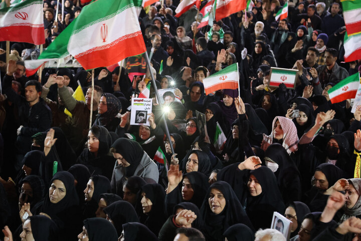 تصاویر / وداع با پیکر شهدای همدان ناوشکن دنا