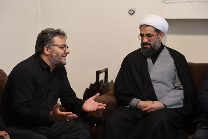 تصاویر / حضور نماینده ولی فقیه در استان همدان در منزل شهدای همدانی جنگ رمضان