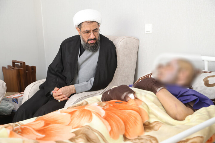 تصاویر / حضور نماینده ولی فقیه در استان همدان در منزل شهدای همدانی جنگ رمضان