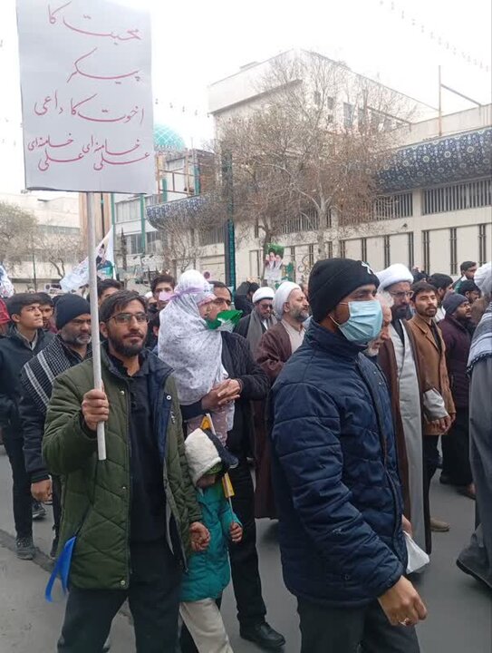 راهپیمایی و اجتماع عظیم جامعه اساتید و طلاب اردو زبان در مشهد مقدس برگزار شد