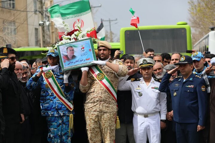 تصاویر / اقامه نماز بر پیکر شهید لطفی ندائی از شهدای ناوشکن دنا در همدان