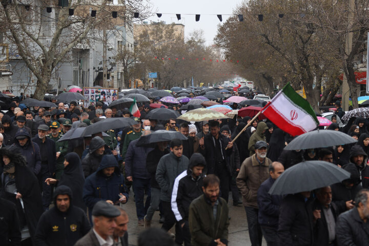 تصاویر / اقامه نماز بر پیکر شهید لطفی ندائی از شهدای ناوشکن دنا در همدان