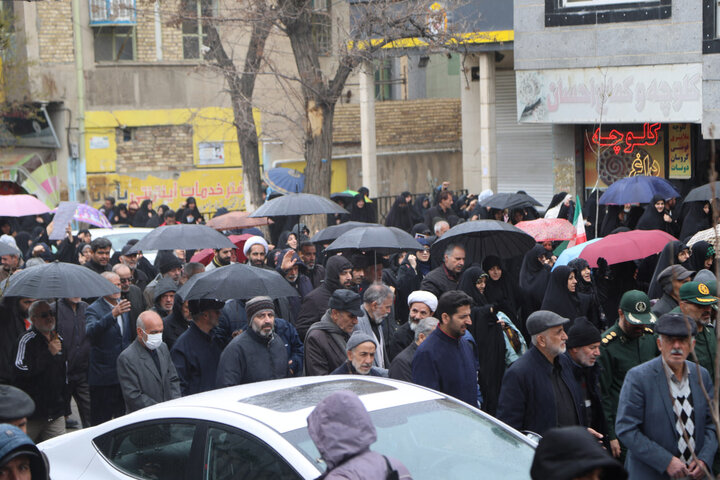تصاویر / اقامه نماز بر پیکر شهید لطفی ندائی از شهدای ناوشکن دنا در همدان