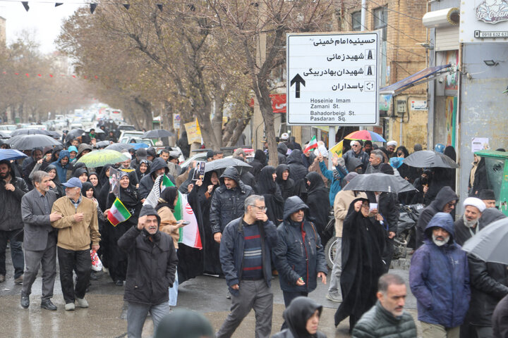 تصاویر / اقامه نماز بر پیکر شهید لطفی ندائی از شهدای ناوشکن دنا در همدان