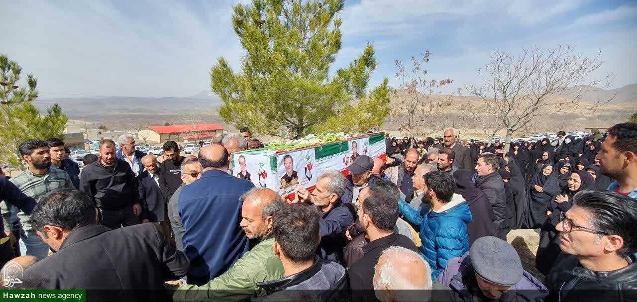 تصاویر /  مراسم تشییع پیکر پاک شهید محسن دلاوری در روستای آرتیمان تویسرکان