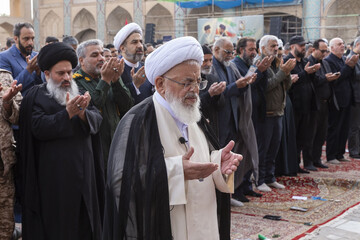 اقامه نماز عید فطر در یزد به امامت آیت الله ناصری