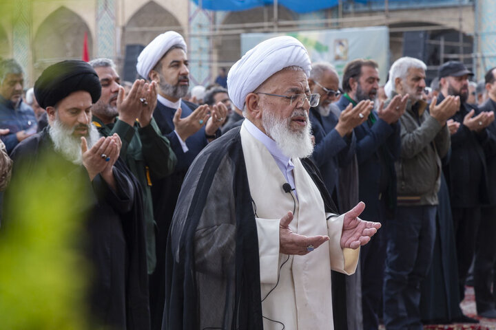اقامه نماز عید فطر به امامت آیت الله ناصری