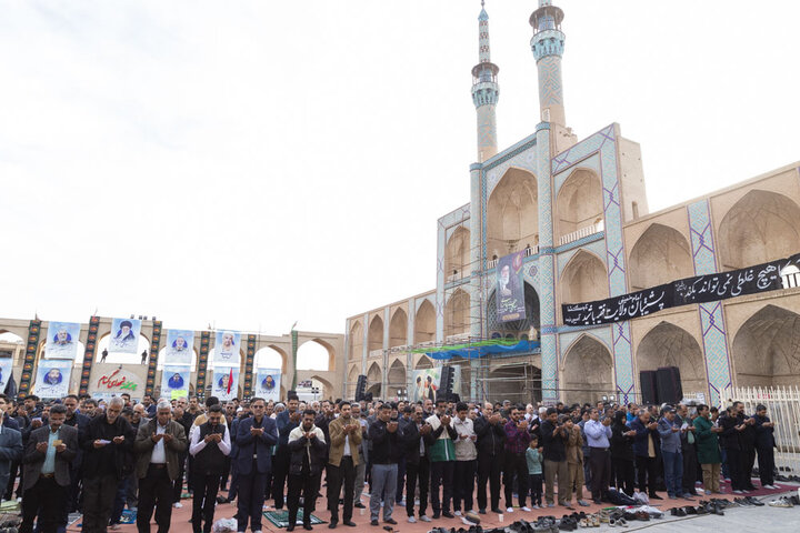 اقامه نماز عید فطر به امامت آیت الله ناصری
