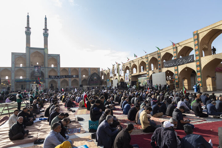 اقامه نماز عید فطر به امامت آیت الله ناصری