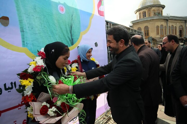 تصاویر / استقبال باشکوه همدان از بانوان فوتبالیست