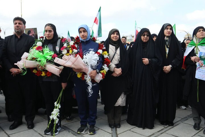 تصاویر / استقبال باشکوه همدان از بانوان فوتبالیست