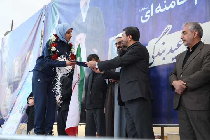 تصاویر / استقبال باشکوه همدان از بانوان فوتبالیست