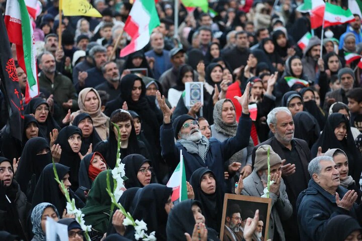 تصاویر / تجدید میثاق مسئولان و مردم همدان با آرمان‌های انقلاب در لحظه تحویل سال