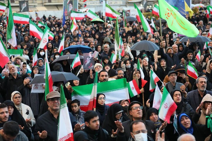 تصاویر / تجدید میثاق مسئولان و مردم همدان با آرمان‌های انقلاب در لحظه تحویل سال