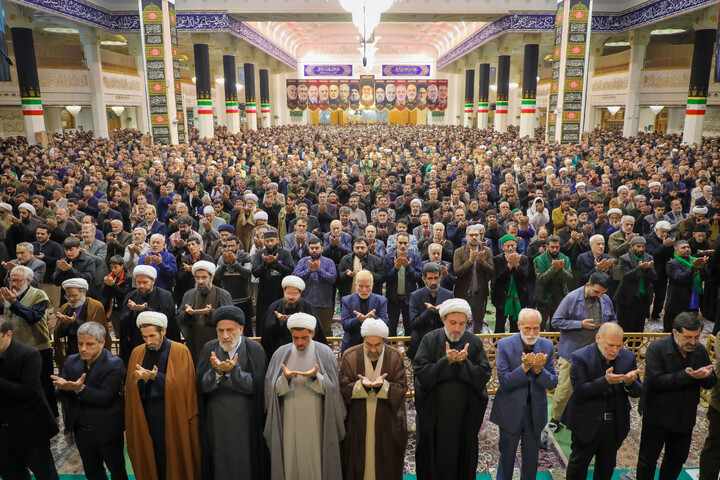 تصاویر/ اقامه نماز عید فطر در حرم حضرت معصومه سلام‌الله‌علیها