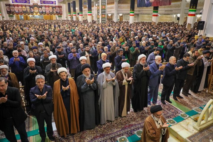 تصاویر/ اقامه نماز عید فطر در حرم حضرت معصومه سلام‌الله‌علیها