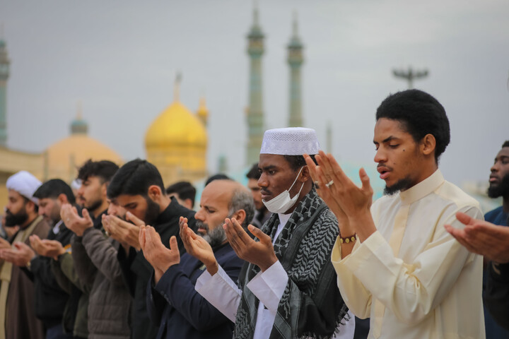 تصاویر/ اقامه نماز عید فطر در حرم حضرت معصومه سلام‌الله‌علیها