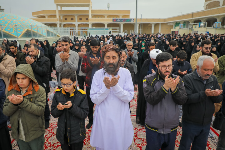 تصاویر/ اقامه نماز عید فطر در حرم حضرت معصومه سلام‌الله‌علیها