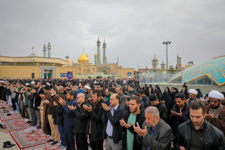 تصاویر/ اقامه نماز عید فطر در حرم حضرت معصومه سلام‌الله‌علیها