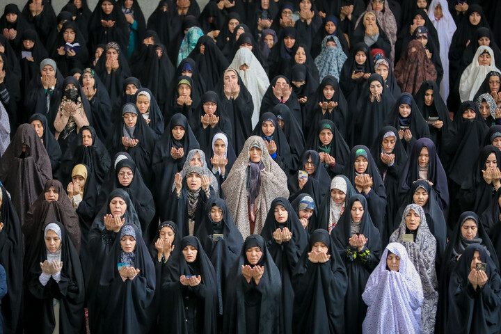 تصاویر/ اقامه نماز عید فطر در حرم حضرت معصومه سلام‌الله‌علیها