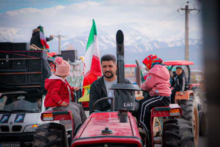 تصاویر/حضور حماسی کشاورزان تراکتور دار شهر بهار