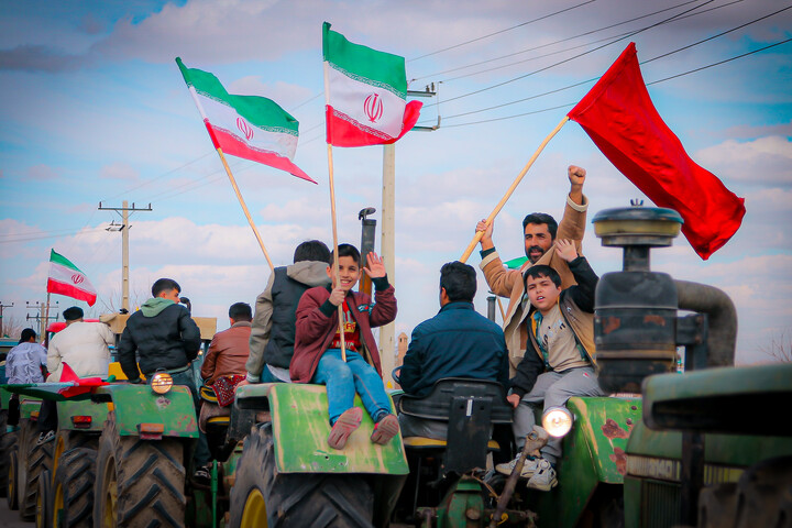 تصاویر/حضور حماسی کشاورزان تراکتور دار شهر بهار