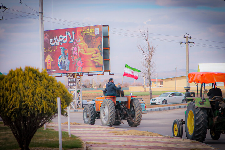 تصاویر/حضور حماسی کشاورزان تراکتور دار شهر بهار