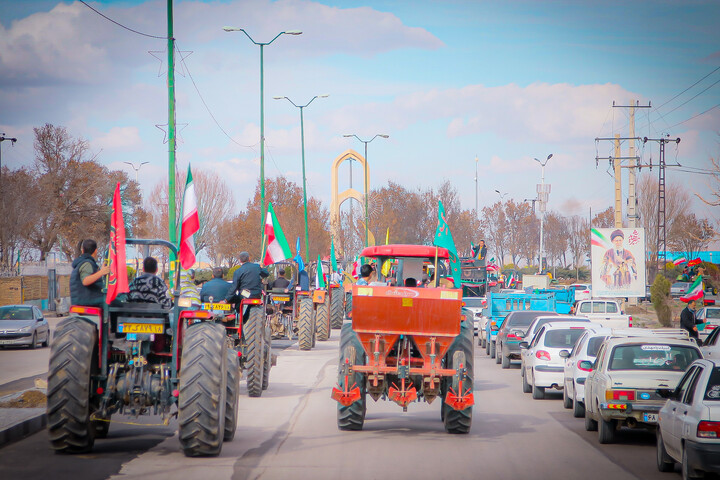 تصاویر/حضور حماسی کشاورزان تراکتور دار شهر بهار