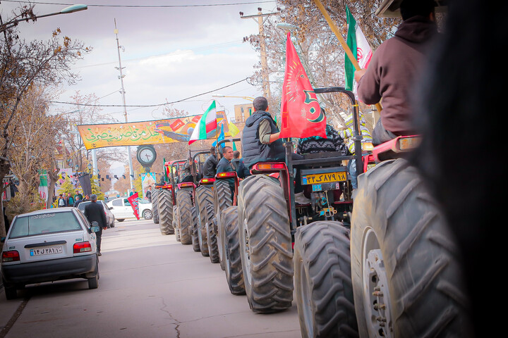 تصاویر/حضور حماسی کشاورزان تراکتور دار شهر بهار