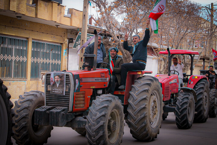 تصاویر/حضور حماسی کشاورزان تراکتور دار شهر بهار