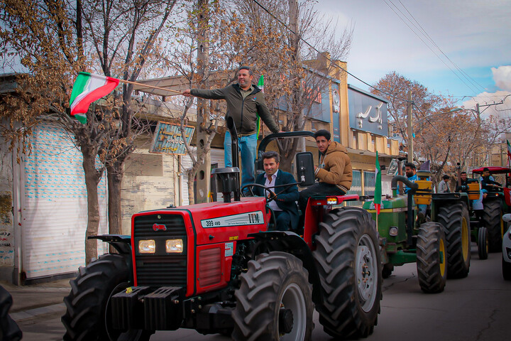 تصاویر/حضور حماسی کشاورزان تراکتور دار شهر بهار