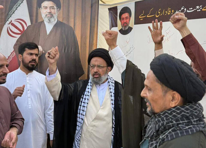 پاکستان میں نمازِ عید الفطر کے بعد رہبرِ معظم سے تجدیدِ عہد و شہدائے انقلاب کو خراجِ عقیدت