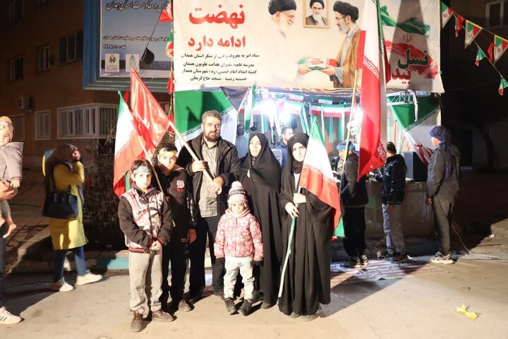 تصاویر / برپایی غرفه «نسل بیدار» به همت طلاب مدرسه علمیه سفیران هدایت علویون همدان