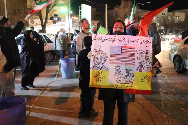 تصاویر / برپایی غرفه «نسل بیدار» به همت طلاب مدرسه علمیه سفیران هدایت علویون همدان