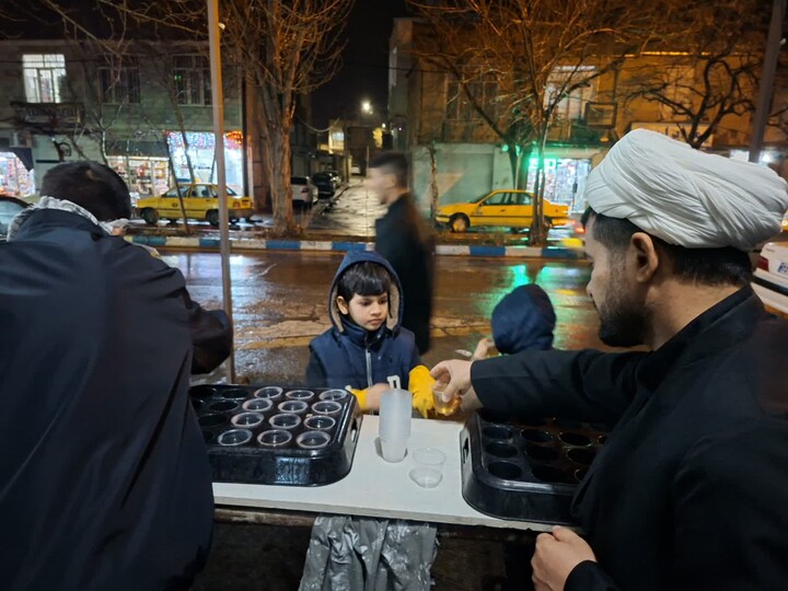 تصاویر / برپایی ایستگاه صلواتی توسط مدرسه علمیه اسد آباد صاحب الزمان(عج)