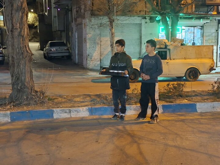 تصاویر / برپایی ایستگاه صلواتی توسط مدرسه علمیه اسد آباد صاحب الزمان(عج)