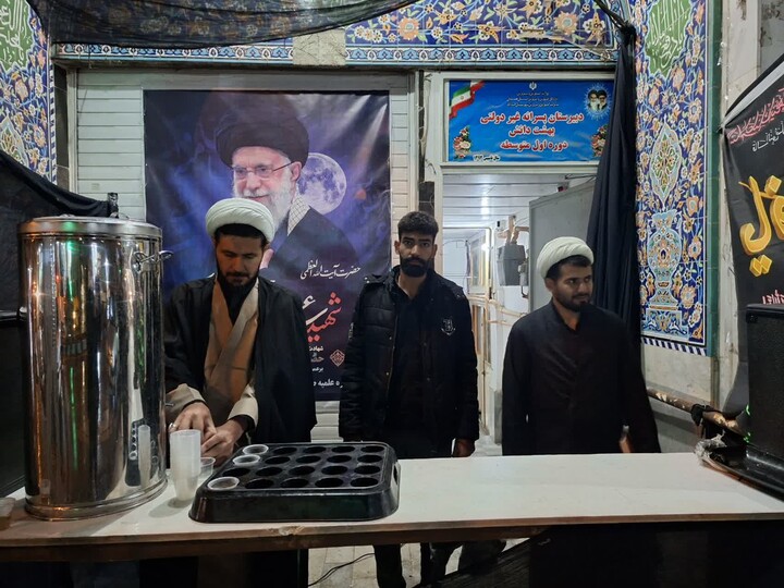 تصاویر / برپایی ایستگاه صلواتی توسط مدرسه علمیه اسد آباد صاحب الزمان(عج)
